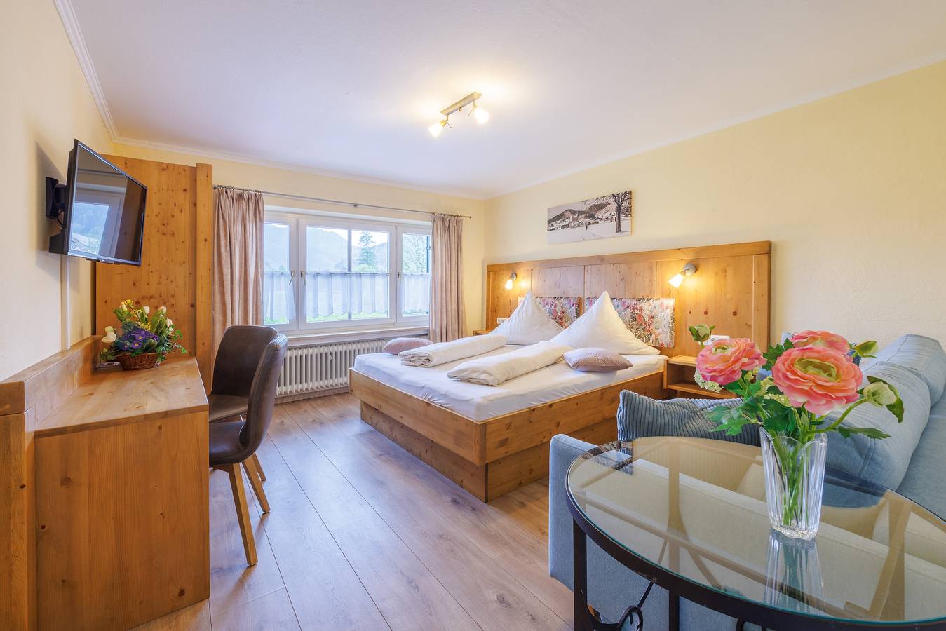Ganze Ferienwohnung, Gästehaus Burghartswieser inkl. Chiemgaukarte - Appartement Hochfelln 30qm, Küche, 1 Wohnschlafzimmer, Wlan, max 3 Personen in Ruhpolding, Bayerische Alpen
