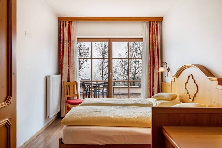 Entire apartment, Apartment 'Apartments Mirabell Nicole' with Mountain View, Shared Terrace and Wi-Fi in Livinallongo del Col di Lana, Dolomiti Superski