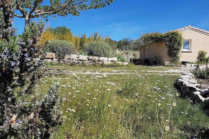 Gîte pour 4 personnes, avec Terrasse ainsi que Jardin et Piscine à Saint-Maurice-d'Ibie