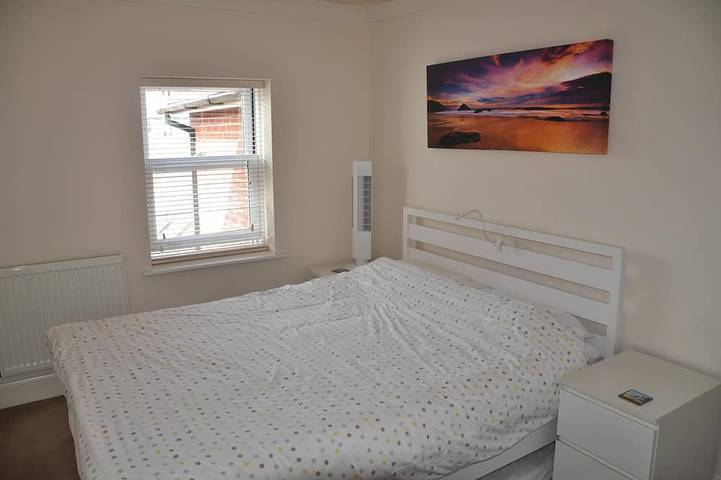 Entire apartment, A lovely quiet new flat 50 yards from the beach in the centre, parking included. in Swanage, Dorset