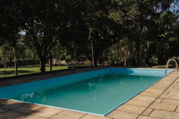 Casas e apartamentos de temporada para 11 pessoas, com balcão e piscina e ainda jardim em Magé