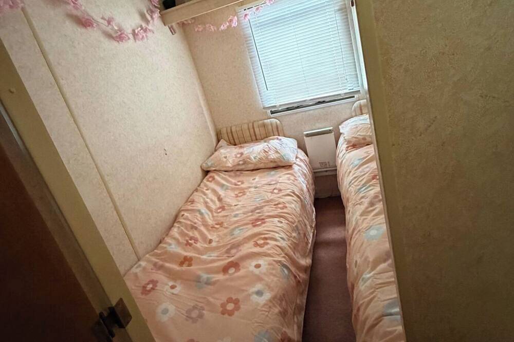 Static Caravan Sleeps 8 with Indoor Pool in Clacton-on-Sea, Essex
