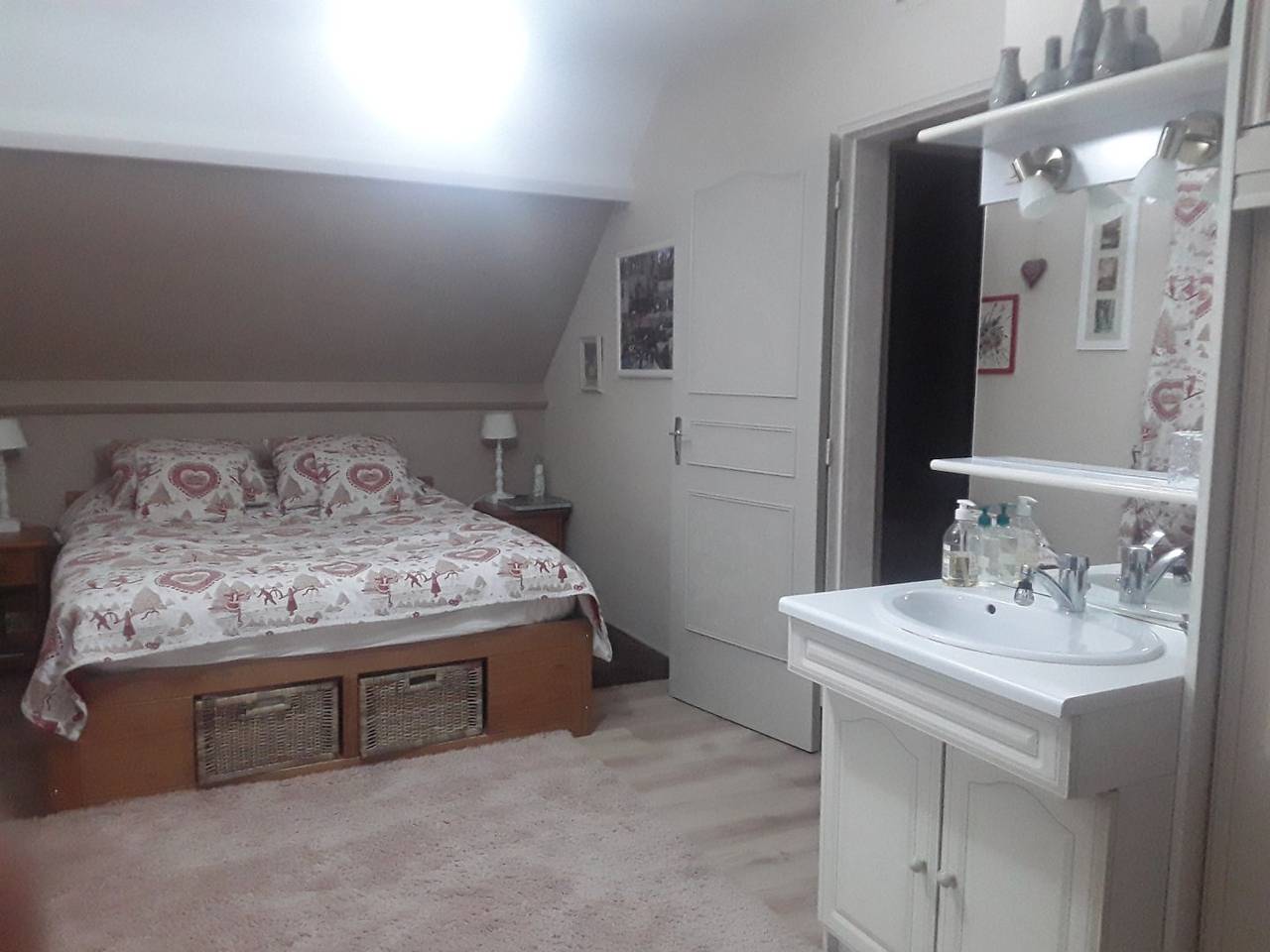 Maison Fleuries 0673401087 - Chambre 1 in Longué-Jumelles, Vallée de la Loire