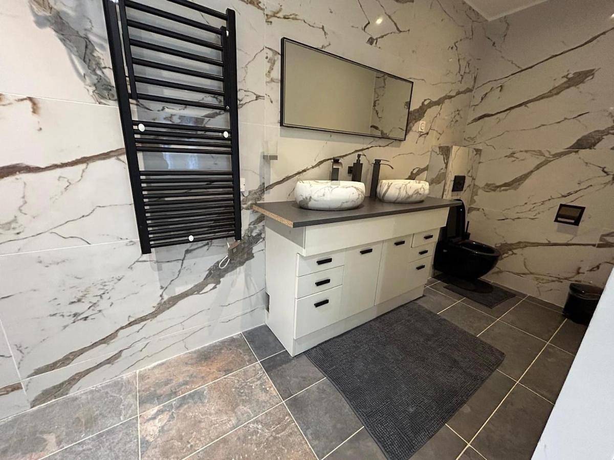 Appartement entier, Magnifique suite piscine partagée chauffée in Joué-lès-Tours, Région de Tours