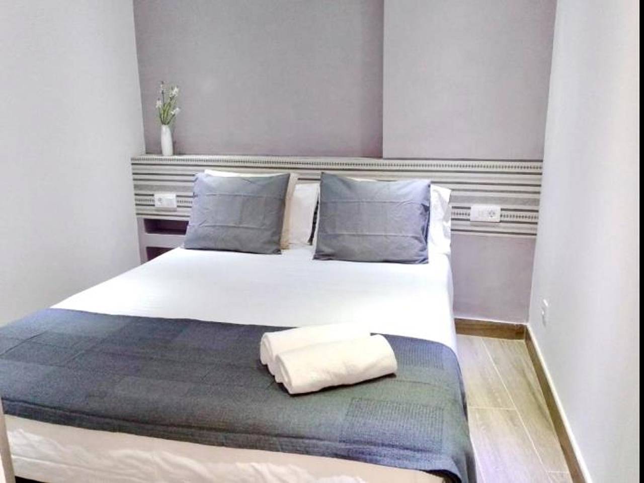 Entire apartment, Renovated 2-Bedroom Apartment in the Heart of Barcelona with Modern Amenities in Barcelona Centre, Barcelona