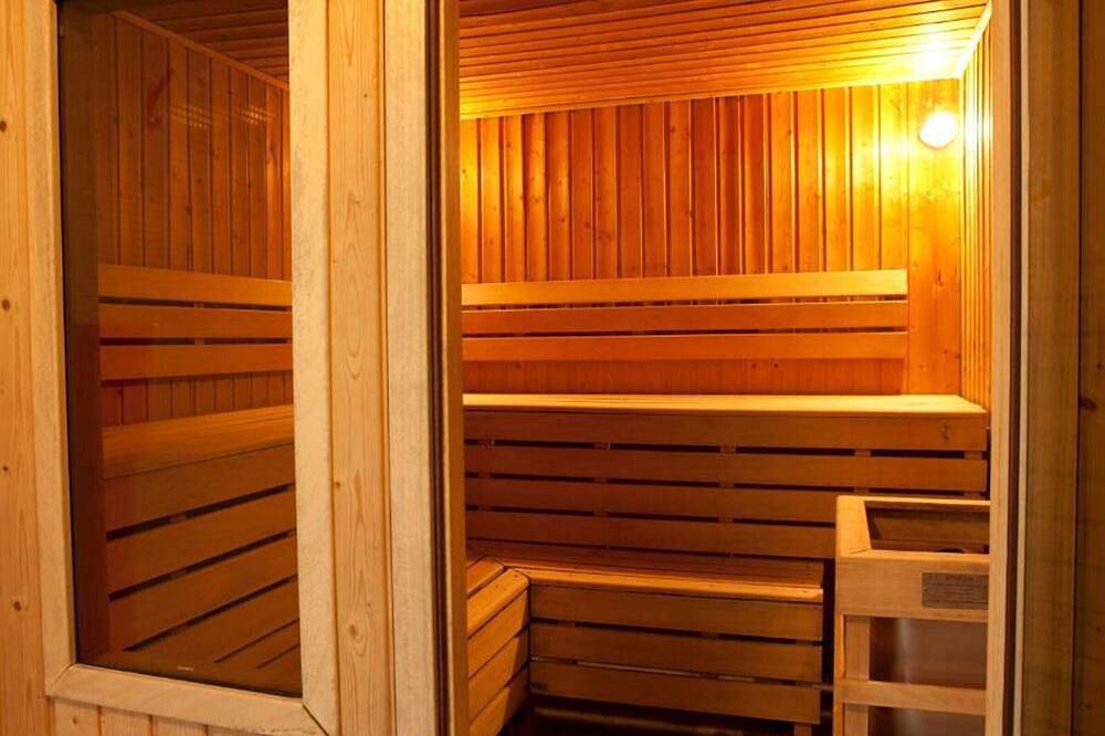 Entire apartment, Cozy 1-Bedroom Apartment in Historic Château, Jausiers - Sleeps 4, Pool & Sauna Access in Jausiers, Mercantour National Park
