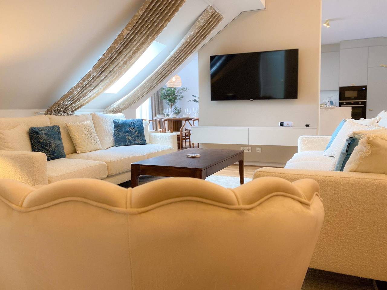 Ganze Ferienwohnung, Grand Deluxe Dachwohnung in Neustadt an der Weinstraße, Pfälzer Rheinebene