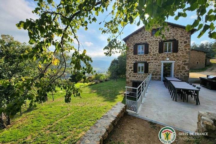 Gîte pour 12 personnes, avec jardin ainsi que jacuzzi et sauna à Satillieu