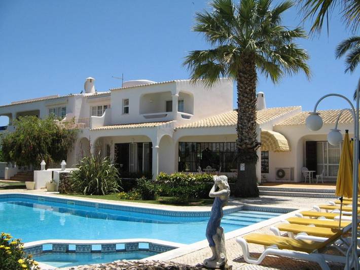 Chambre d’hôte pour 2 personnes, avec Balcon et Terrasse ainsi que Jardin et Piscine à Lagoa