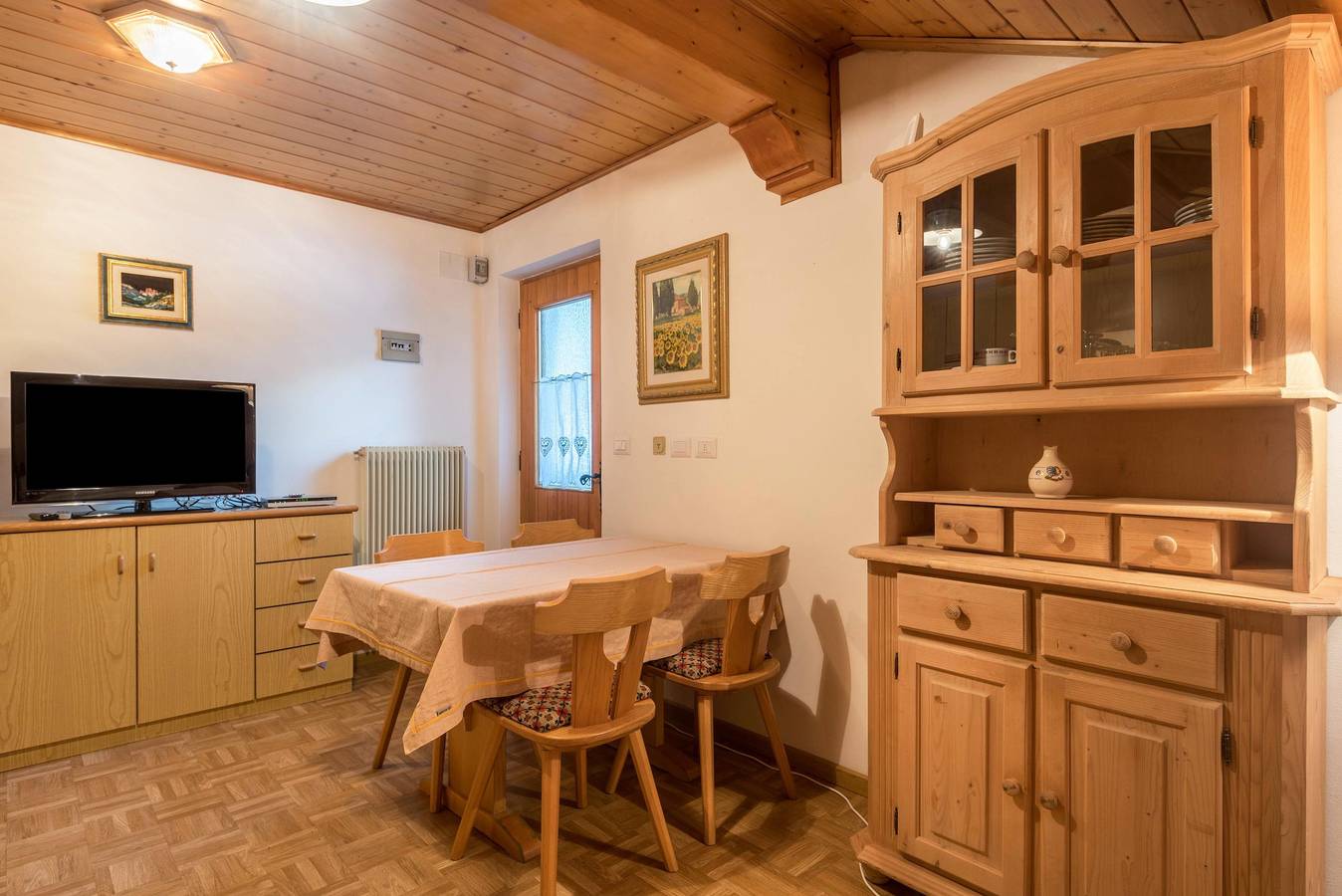 Ολόκληρο το διαμέρισμα, Comfortable Apartment “Casa Elena 2” with Mountain View, Garden & Wi-Fi; Parking Available in Penia, Canazei