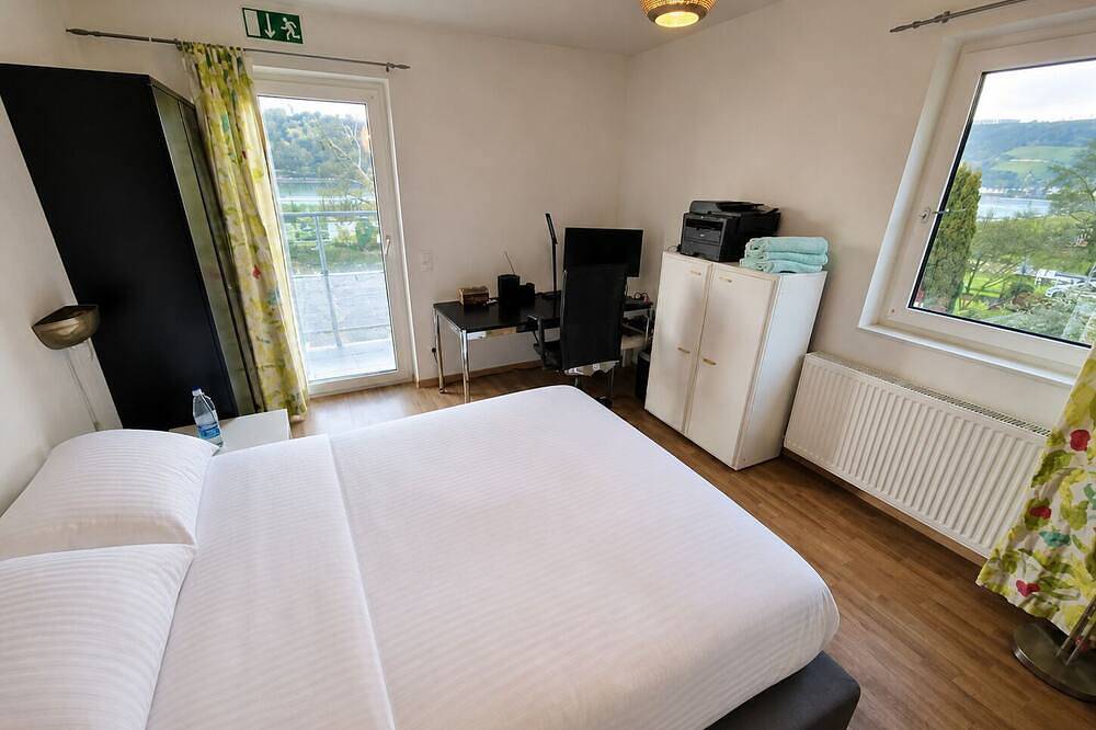 Fabulous riverfront 8-bedroom villa in Sankt Goarshausen for your retreat in Sankt Goarshausen, Mittelrhein