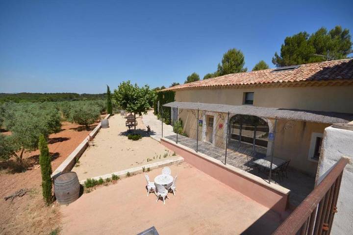 Location de vacances pour 2 personnes, avec piscine et jardin ainsi que terrasse et vue à Jouques - 3