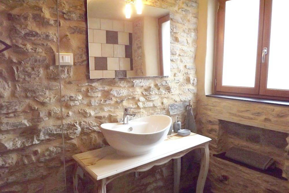 Xvii Sek.  Weinkeller, komplett renoviert, mit gemeinsamer Terrasse und Pool in Badalucco, Riviera di Ponente
