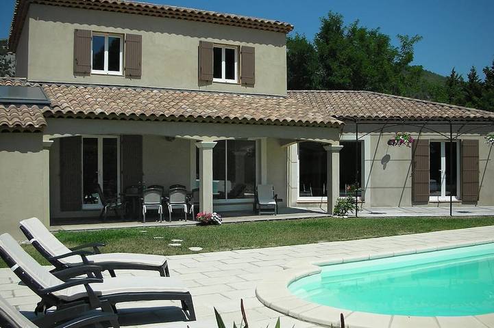 Location de vacances pour 10 personnes, avec jardin ainsi que terrasse et piscine à Beaumes-de-Venise