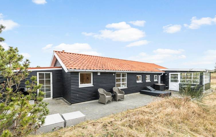 Ferieudlejning for 6 personer, med Terrasse og Have samt Sauna i Grenå Strand