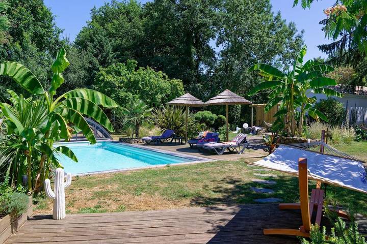 Alojamiento y desayuno para 2 personas, con piscina y vistas además de terraza y jardín - 1