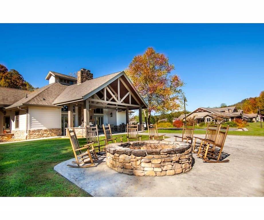 Ganze Wohnung, Cozy Cades Cove Condo with Community Pool! in Tuckaleechee, Blount County