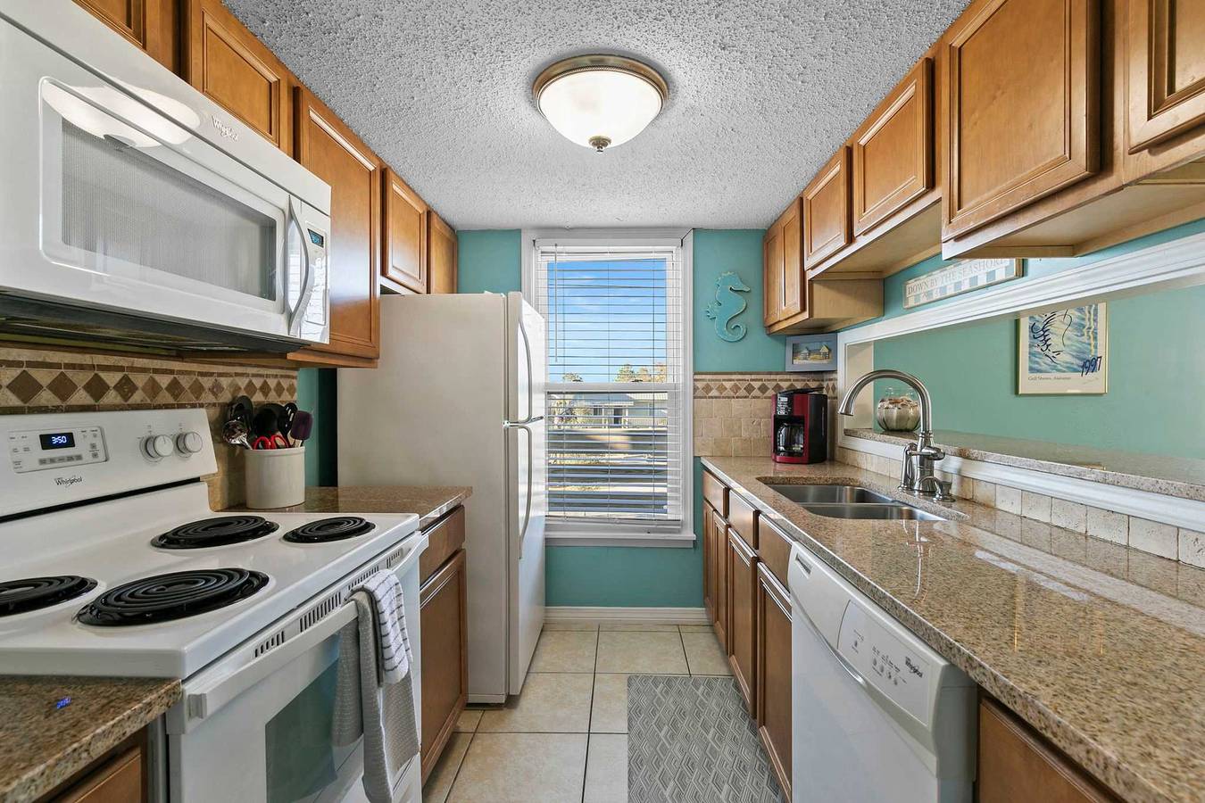 Entire apartment, Spacious 2Br Condo with Pool Steps from the Beach in Gulf Shores, Mobile Bay