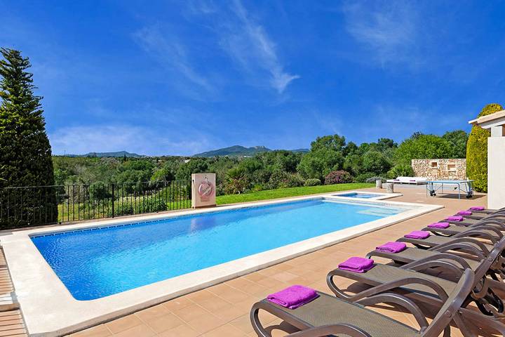 Villa für 8 Personen, mit Balkon und Pool sowie Whirlpool und Garten in Santanyí