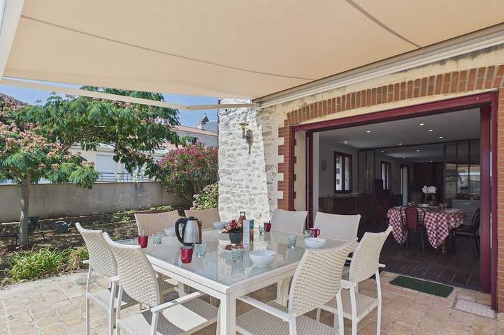 Location de vacances pour 8 personnes, avec Jardin dans Office De Tourisme De Longeville Sur Mer