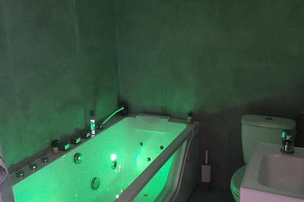 Entire apartment, Romantic escape in Avignon with jacuzzi in Avignon, Vaucluse