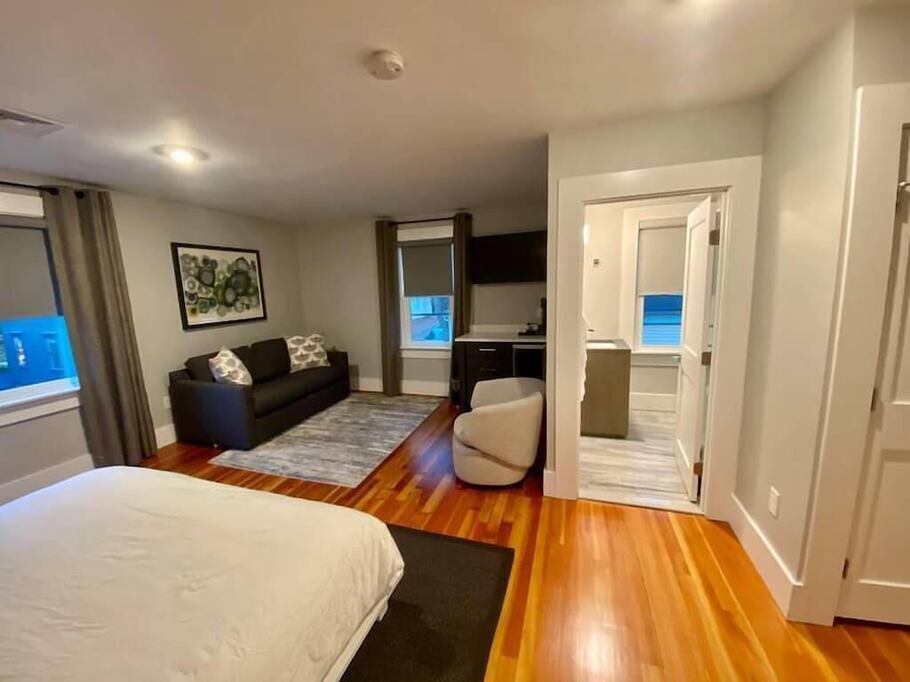 Very cool 1 Bed/ 1 Bath / (Sleeps 4) Dog friendly with parking on Historic Pelham St. in Newport, Newport County