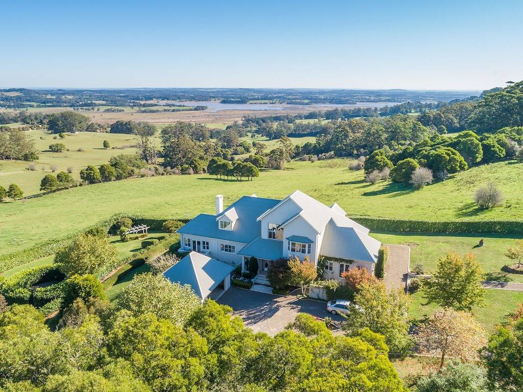 Großes Einfamilienhaus im Hamptons-Stil mit weitem Blick in Wingecarribee Shire Council