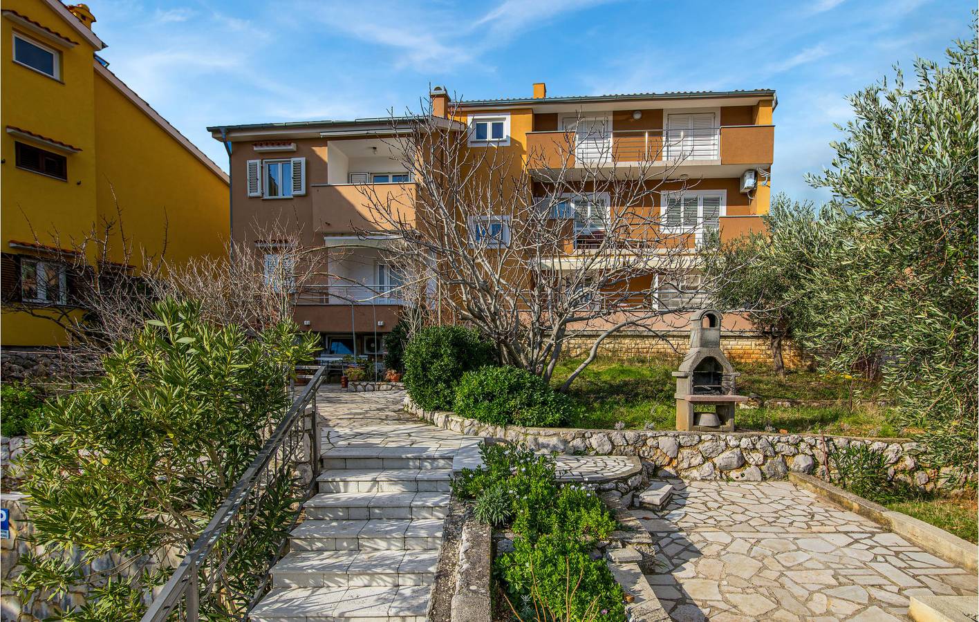 Ganze Ferienwohnung, Ferienwohnung mit Meerblick, Terrasse, WLAN und Parkplatz in Cres in Cres Stadt, Cres