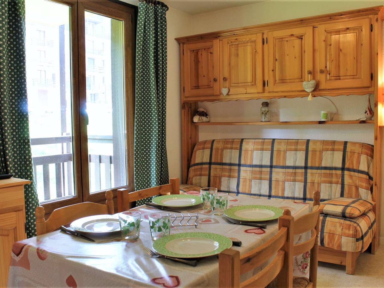 Apartamento entero, Estudio cabina para 5, cerca de servicios, telesilla, balcón sur, casillero de esquí in Station de Risoul, Risoul