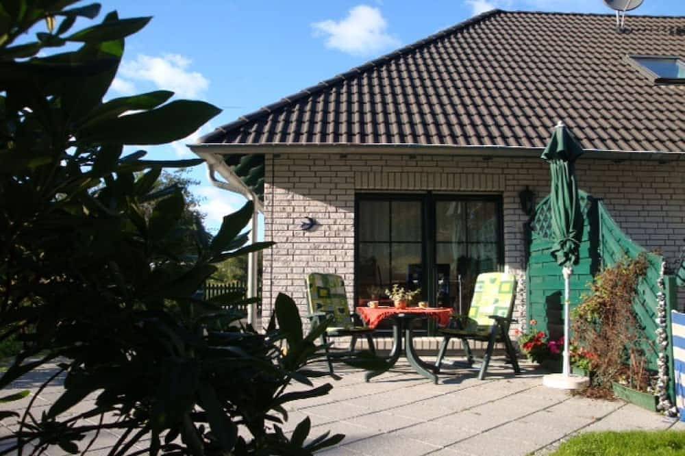 Ganze Wohnung, Rhododendronblüte - Ferienwohnung Rhododendronblüte Wohnung 01 in Lietzow, Bergen auf Rügen und Umgebung