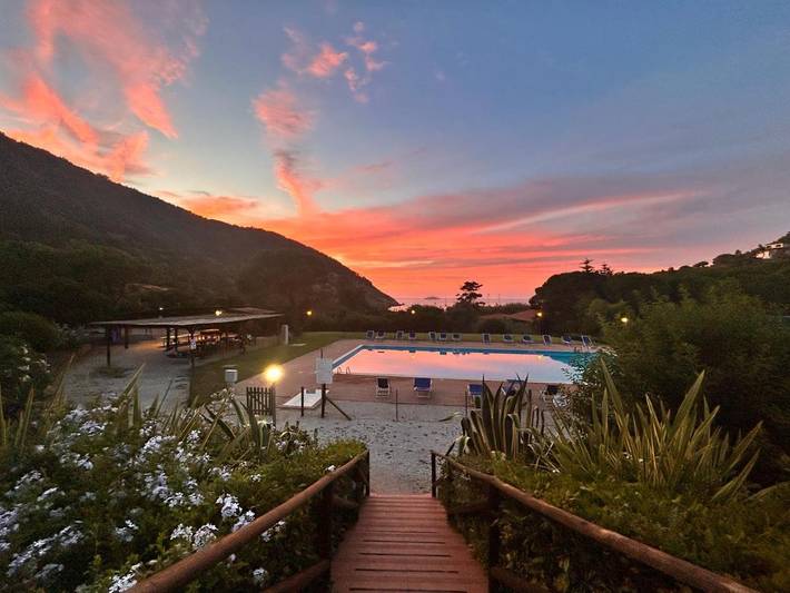 Casa vacanza per 4 persone, con panorama e piscina nonché giardino, con animali domestici in Nisporto