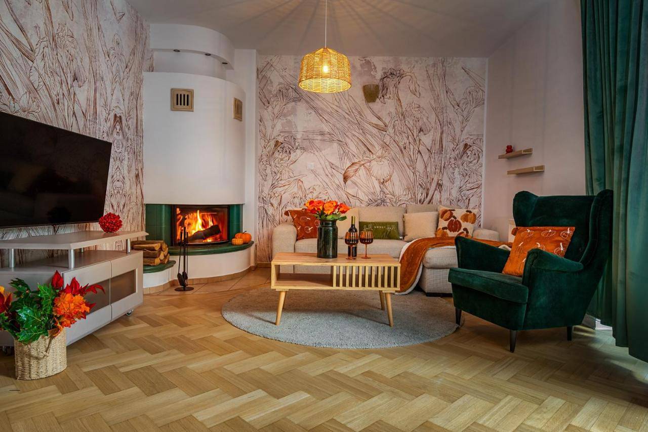 Three-Bedroom House in Wawer, Warschau