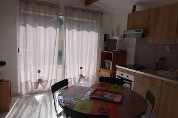 Location de vacances pour 2 personnes, avec jardin ainsi que terrasse et piscine à Restinclières