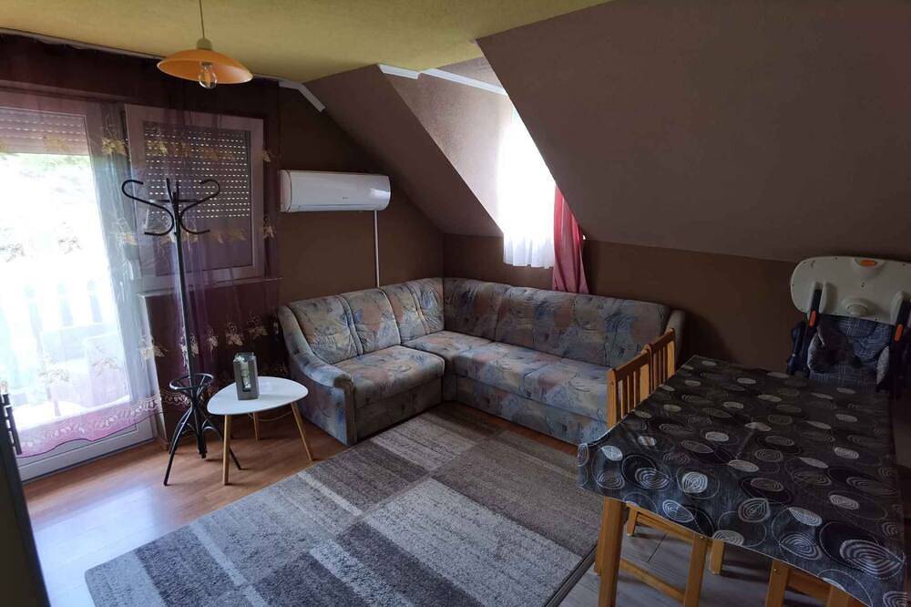 Ganze Wohnung, Studio mit Garten und Internet in Balatongyörök, Balaton Hochland Nationalpark