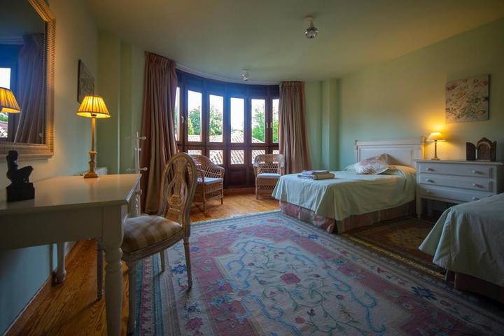 Casa rural para 18 personas, con jardín además de vistas y piscina, Se admiten mascotas en Ampuero - 3