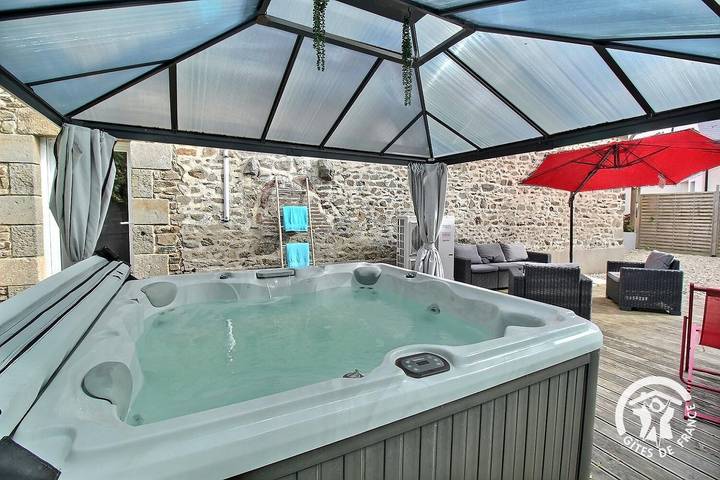 Gîte pour 6 personnes, avec Jacuzzi et Terrasse à Hillion