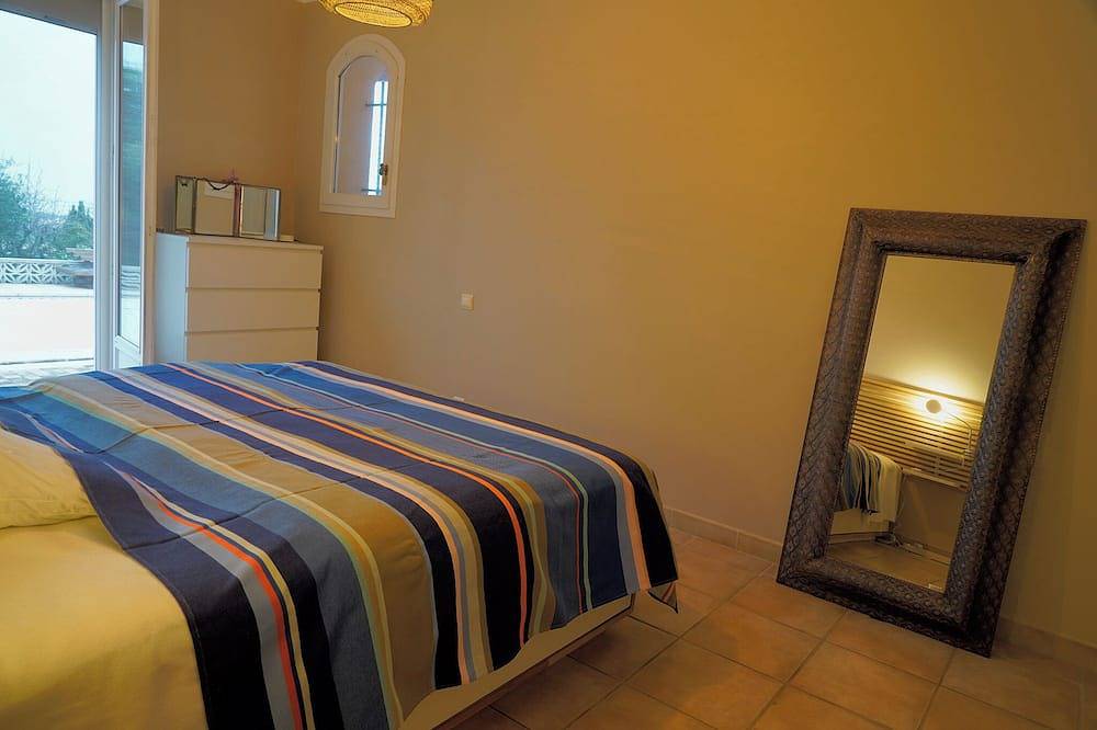 Vacations by the pool with a view over the Etang de La Palme and the sea in La Palme, Region de Narbonne