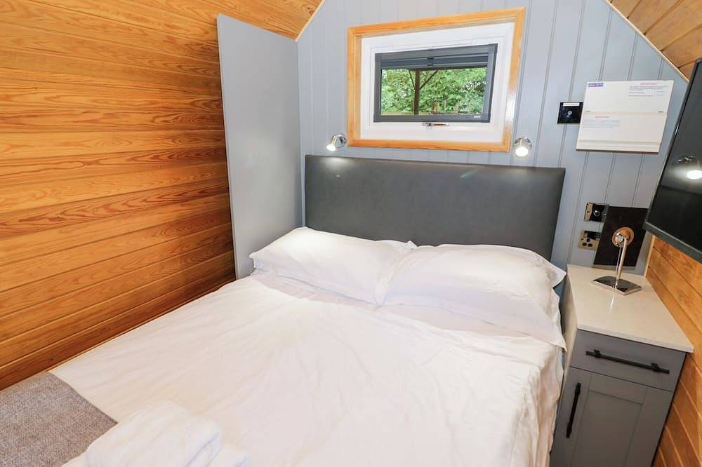 Willow Lodge At Bridge Lake Farm & Fishery, romantic in Chacombe in Chacombe, Northamptonshire