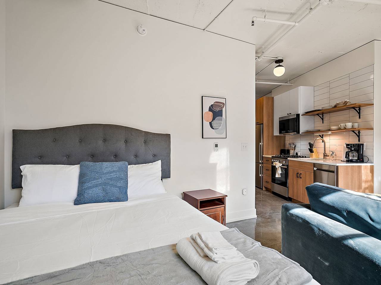Entire apartment, Cozysuites Nlg w pool  bowling alley  sauna  22 in Minneapolis, Twin Cities