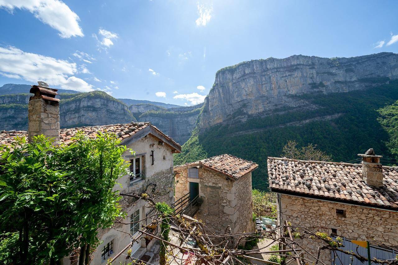 Holiday Home 'L' Echappée En Vercors' with Lake View, Private Terrace and Wi-Fi in Choranche, Parc naturel régional du Vercors