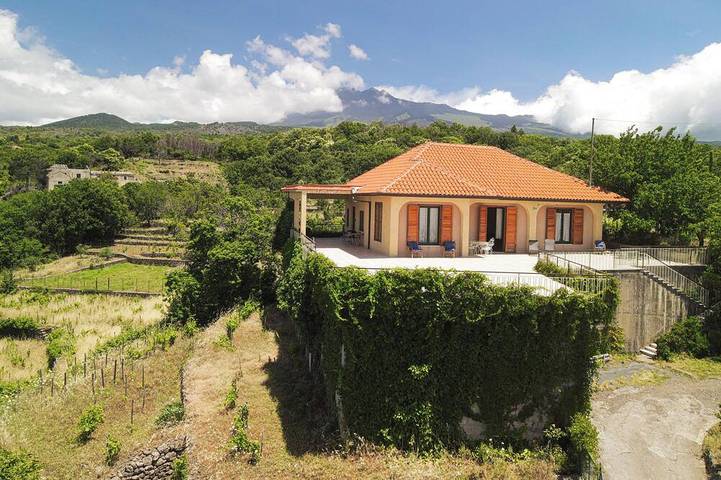 Location de vacances pour 6 personnes, avec Balcon ainsi que Terrasse et Jardin à Adrano
