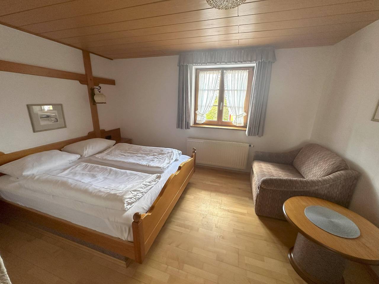 Double room, shower, toilet, 1 bed room in Überlingen, Region Bodensee-Oberschwaben