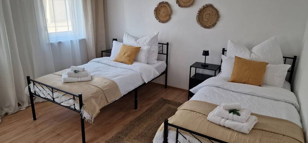 Ferienhaus 'M B Homes Albstadt' mit Bergblick, privater Terrasse und Wlan und Einzelzimmer in Albstadt, Neckar-Alb