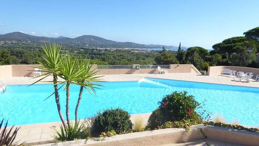 Ferienhaus für 4 Personen, mit Terrasse und Ausblick sowie Pool, mit Haustier in Cogolin