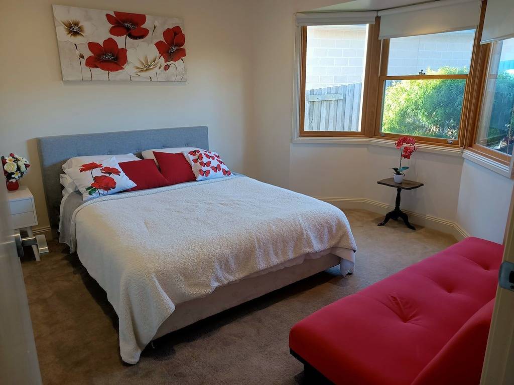 Lakes Guest House: Unit with private entrance sleeps 8 in Lakes Entrance, East Gippsland Shire