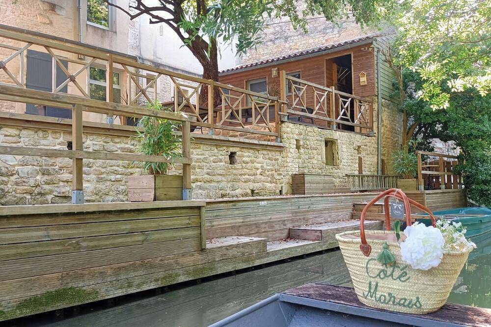 Maison typique dans le Marais Poitevin avec ponton privé et barque in La Garette, Sansais