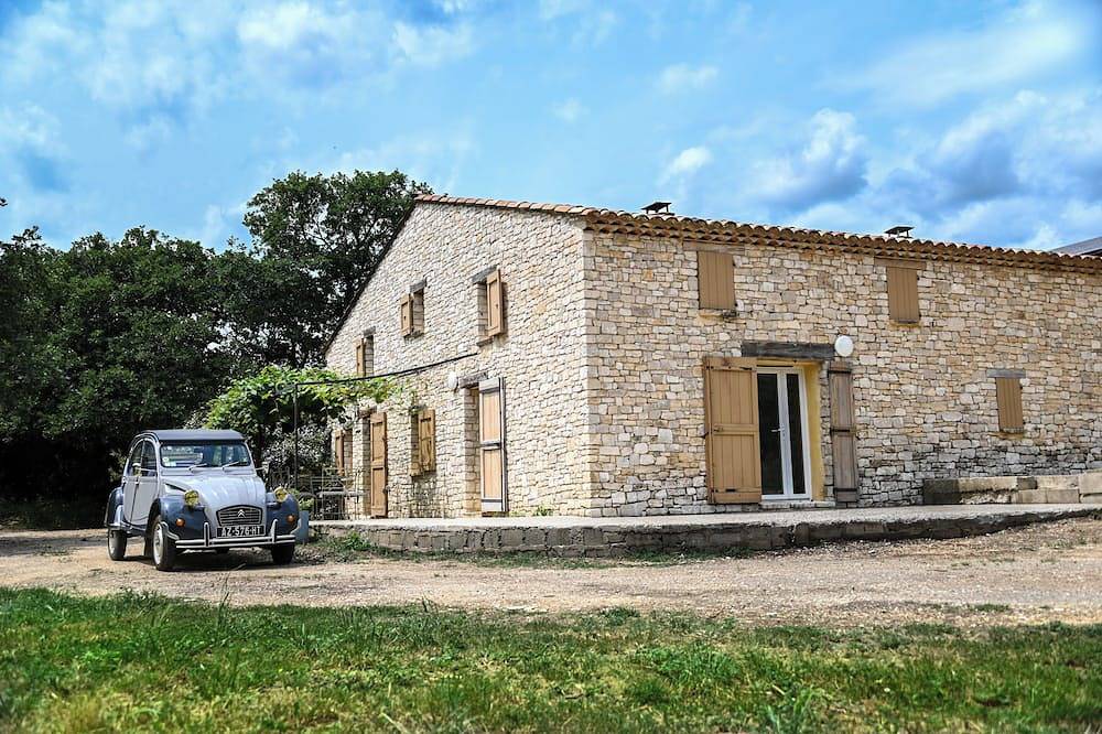 Provencal house with heated pool, jacuzzi and view 5 minutes from the Colorado in Viens, Regionaler Naturpark Luberon