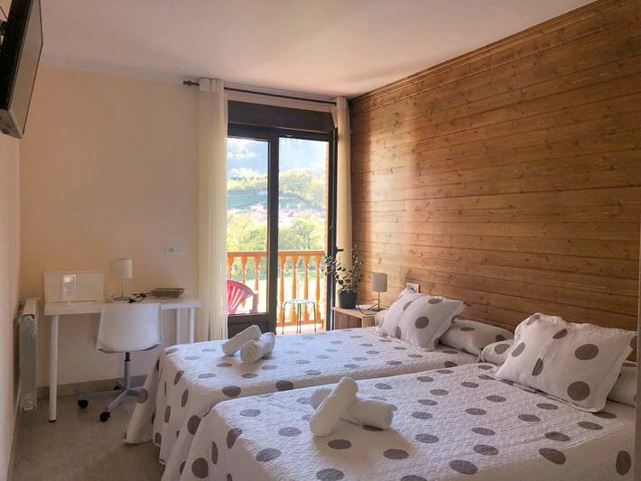 Hotel para 2 personas, con jardín además de balcón y vistas en Parres - 3