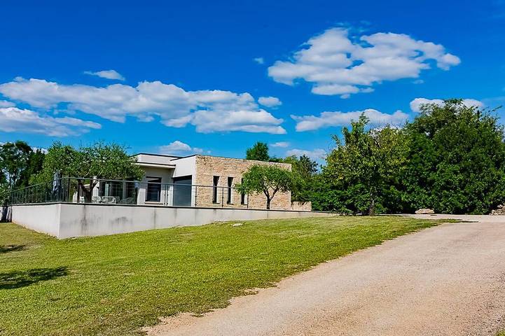 Location de vacances pour 10 personnes, avec jardin ainsi que terrasse et sauna à Saint-Privat-de-Champclos