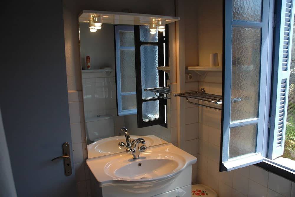House redone in Vico- Wifi- 15mns Beaches of Sagone in Vico, Ajaccio region